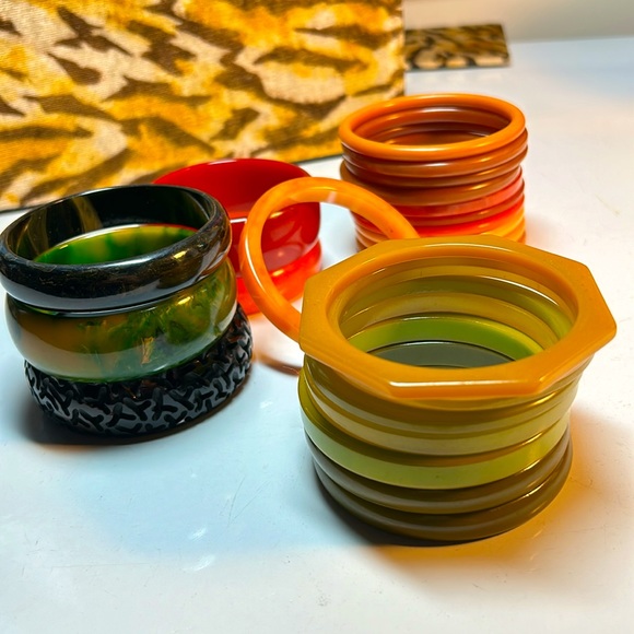 Box full of Vintage Bakelite Jewelry - Picture 10 of 15